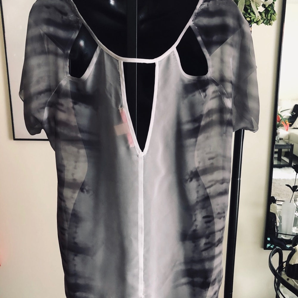 Tops - Picture 2 of 3